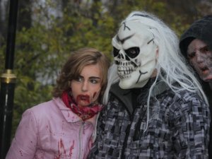Зомбі-моб у Полтаві: молодь лякала пенсіонерів (фоторепортаж)