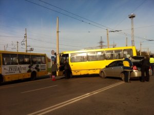 Фото: Я- Репортер. У Полтаві ДТП: легковик зіткнувся з автобусом (фото)