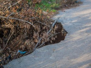 Фото: Я-Репортер. У Полтаві дорогою до дитячої поліклініки утворилось провалля