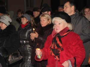 Фото: У Полтаві ходою та молебнем вшанували пам'ять жертв Голодоморів (фоторепортаж)