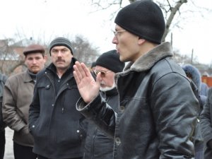 У Полтаві розпалили вогнище протесту проти заправки на березі річки (фото)