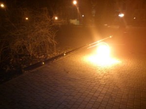 Фото: Я-Репортер. У Полтаві біля Краєзнавчого музею впав ліхтар (фото)
