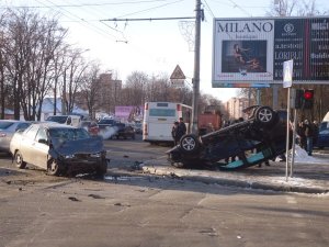 У Полтаві біля «Конкорду» авто перекинулось на дах (фото + карта)