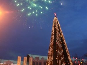 Фото: Головну ялинку Полтави відкрили з феєрверком (фоторепортаж)