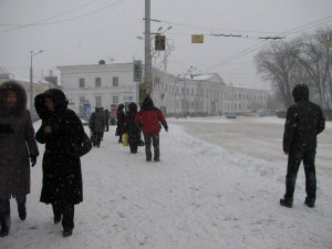 Фото: Полтавці вирішили прислухатися до поради Азарова та взялися за лопати (фотофакт)