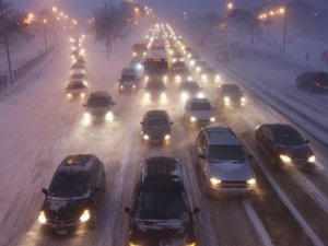 Фото: Полтавські даішники допомогли відновити рух на трасі, де застрягло близько 100 автомобілів