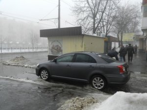 Фото: Через негоду полтавці змушені стрибати або мочити ноги (фоторепортаж)