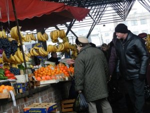 Фото: Перед Новим роком у Полтаві черги за ананасами: ціни на продукти