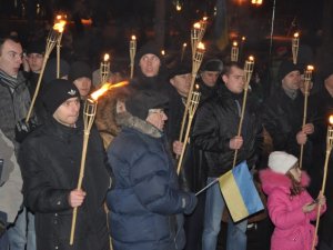 Полтавці влаштували смолоскипну ходу на честь Степана Бандери (фото+відео)