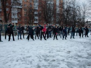 Фото: Полтавці під час акції пробіглись вулицями та влаштували штовханину (фото+відео)