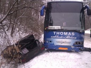 Фото: Під Полтавою не розминулись легковик і автобус: встановили особи загиблих