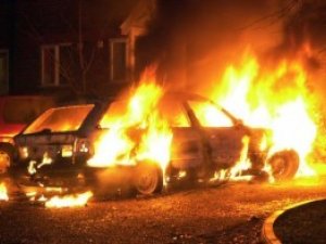 У Полтаві вночі біля житлового будинку спалахнув автомобіль