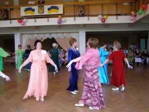 Фото: Полтавська пенсіонерка вчить танцювати своїх карлівських одноліток (фото)