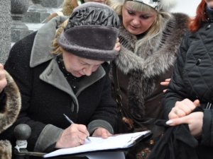 Фото: Полтавські зоозахисники протестували біля міськради (+фото)