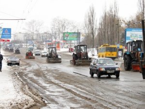 Фото: Полтаву засипало снігом: колона тракторів досі розчищає дороги (фото)