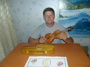 Фото: Майстер Віктор Батієнко прославив Полтаву скрипкою із сірників
