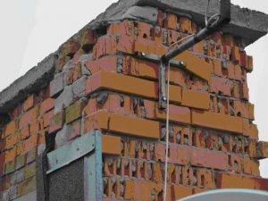 Фото: У Полтаві з новобудови обсипається цегла та існує загроза обвалу плити (фото)