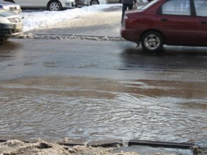 У Полтаві погодні умови створили перепони на пішохідному переході (фотофакт)