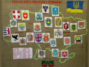 Фото: Карта гербів України, яку вишили полтавці, може потрапити до Книги рекордів