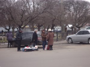 У Полтаві попри оголошену боротьбу із стихійною торгівлею – такі ринки діють