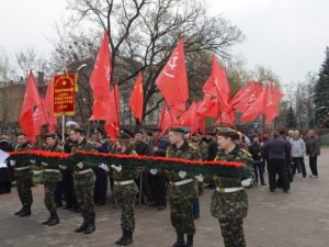 У Полтаві на мітингу до Дня Перемоги побилися націоналісти і комуністи (фото+відео)