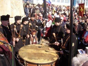 У Холодному Яру на мітингу, куди поїхали полтавці, порвали прапор політичної партії