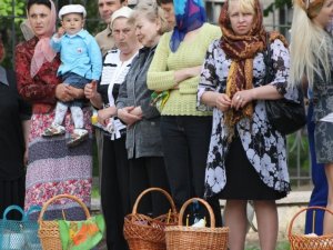 Великдень у Полтаві: освячують паски, квіти, вино (+фото)