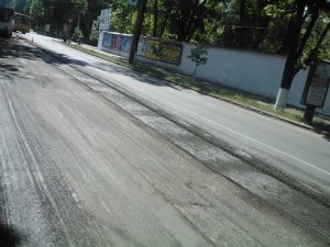 Фото: Комунальники в центрі Полтави знімають асфальт по вулиці Жовтневій (фото)