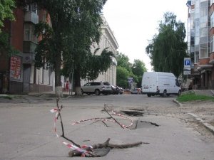 Обережно: у центрі Полтави провалюється асфальт