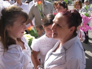 Фото: Останній дзвінок у полтавській гімназії №14: радянські форми та вишиванки