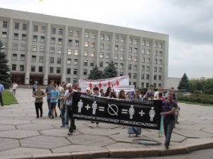 Фото: У Полтаві учасники мітингу проти гей-параду за свої переконання вистояли  зливу