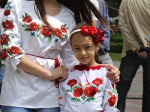 Полтавці одягли вишиванки і розгорнули прапори України