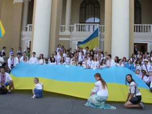 У Полтаві учасники маршу у вишиванках співали гімн України (відео)