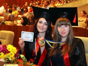 Фото: Випускники технічного університету Полтави отримали дипломи з відзнакою