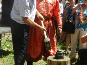 Фото: Міський голова Полтави викував власну монету (фото)