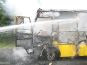 Фото: Під Полтавою на трасі загорівся автобус, в якому було 15 пасажирів (фото)