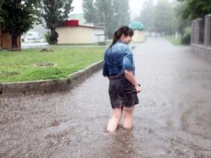 Фото: Полтавці добиралися додому по коліна у воді. Фотофакт.