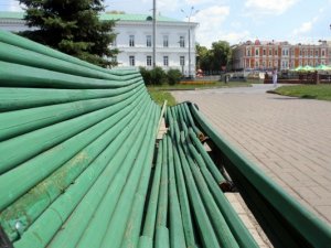 Фото: На одній із лав в центрі Полтави небезпечно сидіти. Фото