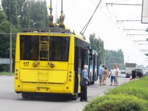 Фото: У Полтаві через поломку на зупинці зупинився рух тролейбусів. Фотофакт