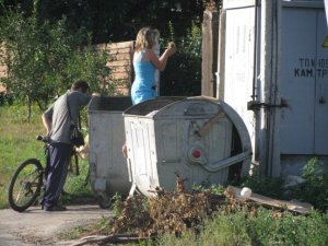У Полтаві щенят і кошенят одні живими викидають у сміттєві баки, інші – рятують