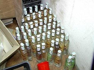 Фото: Міліція вилучила 1200 пляшок "паленої" горіки (+ фото)