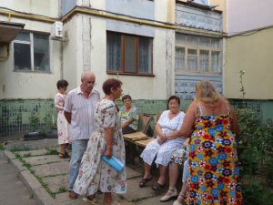 Полтавці протестують проти будівництва 9-поверхівки замість спортмайданчика (фото)