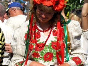 Фото: День Незалежності у Сорочинцях: багато відвідувачів одягли національне вбрання (фото)
