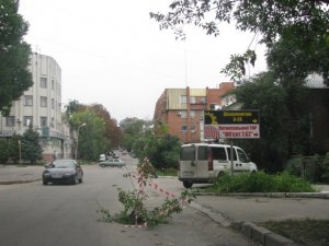 Фото: У центрі Полтави замість люка на дорозі чатує яма. Фотофакт