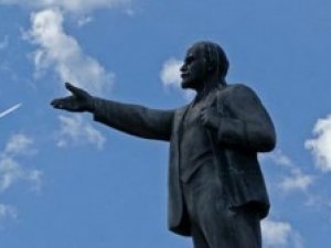 Фото: Руйнування пам’ятника Леніну на Полтавщині помічниками нардепів: думка націоналістів