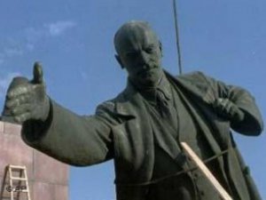 Фото: Через зруйнований на Полтавщині пам’ятник Леніну нардепи запізнилися у Верховну Раду