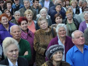 Фото: Полтавці перекрили вулицю Світанкову і мітингують під воротами мера Полтави