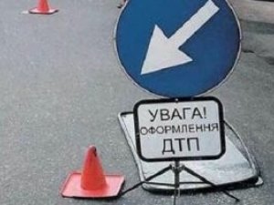 Фото: У Полтаві Audi в’їхало в дерево, троє людей отримали травми (+ карта)