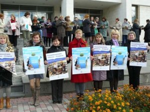 Фото: У Полтаві на сходах бібліотеки провели флешмоб (+фото)