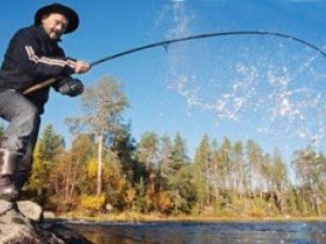 Під Полтавою рибалка спалахнув на залізничному мосту